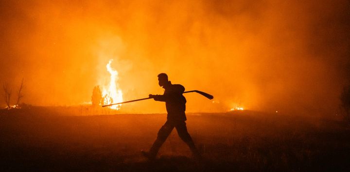 Un bombero combate un incendio forestal en Deliblatska Pescara (Arenas de Deliblato), cerca del pueblo de Dubovac, a unos 70 kilómetros al noreste de Belgrado, Serbia. Los bomberos luchaban contra incendios forestales en los Balcanes, donde las altas temperaturas y la sequía continuaban avivando las llamas en varios países, incluida Serbia.