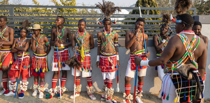 Varios artistas se reunieron antes de una presentación de danza Bapedi Dinaka en una reunión familiar para una ceremonia de lobola (dote) en Polokwane. Los hombres, vestidos con coloridos trajes tradicionales, tocaron la dinaka (flautas de pico) para los familiares e invitados. La dinaka es una tradición musical y de danza Bapedi en la que grupos de hombres tocan flautas de diferentes tonos para crear una melodía, que se interpreta en reuniones comunitarias y ceremoniales.