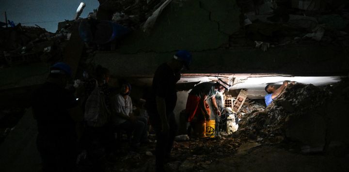 Voluntarios de rescate participan en la búsqueda de cuerpos entre los escombros 46 días después de los terremotos de magnitud 7.2 y 7.5 que azotaron La Guaira, Venezuela. Cifras oficiales venezolanas indican que más de 6000 personas murieron en los devastadores sismos que sacudieron Venezuela el 24 de junio de 2026, pero las autoridades guardan silencio sobre cuántas personas más permanecen desaparecidas.