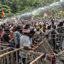 Agentes de policía utilizaron cañones de agua para dispersar a los manifestantes durante una protesta en curso contra presuntas irregularidades en los exámenes de reclutamiento de la Comisión de Servicio Público de Jharkhand (JPSC) y la Comisión de Selección de Personal de Jharkhand (JSSC) en Ranchi. Estudiantes indios marcharon hacia la asamblea estatal de Jharkhand intensificando las protestas por presuntas irregularidades en los exámenes de reclutamiento del gobierno, y varios estudiantes también se declararon en huelga de hambre. | Foto:RAJESH KUMAR / AFP