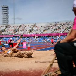 El alemán Kevin Brucha compite en la prueba clasificatoria de salto de longitud masculino durante el Campeonato Europeo de Atletismo en el Estadio Alexander de Birmingham, Inglaterra. | Foto:Ben Stansall / AFP