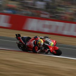 El piloto español Joan Mir, del equipo Honda HRC Castrol, participa en la carrera sprint de MotoGP durante el Gran Premio de Gran Bretaña de MotoGP en el circuito de Silverstone, en el centro de Inglaterra. | Foto:Glyn Kirk / AFP