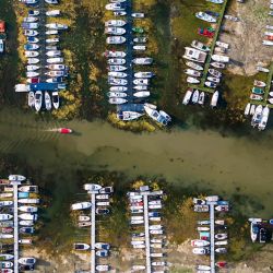 Esta fotografía aérea muestra embarcaciones varadas en un puerto deportivo en Novi Sad, Serbia, debido al bajo nivel del agua del río Danubio. El clima cálido y seco prolongado continúa reduciendo los niveles de agua en todo el país. Los científicos afirman que el calentamiento global está intensificando las sequías y provocando que las emergencias meteorológicas sean más extremas y frecuentes. La sequía prolongada y el calor intenso en Europa han llevado los niveles de agua del Danubio a mínimos históricos para la temporada, alcanzando su caudal más bajo en los últimos 30 años. | Foto:ANDREJ ISAKOVIC / AFP