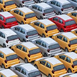 En la foto se observan vehículos Kia Picanto de fabricación surcoreana a la espera de ser enviados en un depósito de vehículos en Yantai, en la provincia de Shandong, al este de China. | Foto:CN-STR / AFP