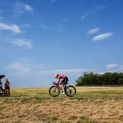 La ciclista noruega Sigrid Ytterhus Haugset, del equipo Uno-X Mobility, lidera la tercera etapa (de nueve) de la quinta edición del Tour de Francia Femenino, un recorrido de 156,5 km entre Ginebra y Poligny, en Poligny, centro-este de Francia. | Foto:NICOLAS TUCAT / AFP