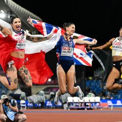 (De izquierda a derecha) La medallista de plata polaca Ewa Swoboda, la medallista de oro británica Amy Hunt y la belga Delphine Nkansa celebran tras competir en la final de los 100 metros femeninos durante el Campeonato Europeo de Atletismo en el Estadio Alexander de Birmingham, Inglaterra. | Foto:Paul Ellis / AFP