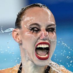 La nadadora artística Vasilina Khandoshka, compite en la final de natación artística individual femenina durante el Campeonato Europeo de Natación LEN, en el Centro Acuático Olímpico de Saint-Denis, en las afueras del noreste de París. | Foto:JULIEN DE ROSA / AFP