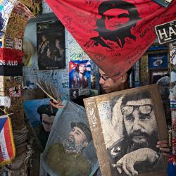 Un hombre sostiene retratos del fallecido líder cubano Fidel Castro (1926-2016) en su casa de La Habana. El 13 de agosto de 2026 se conmemora el centenario del nacimiento de Fidel Castro, el líder que dirigió la Revolución Cubana durante casi medio siglo, mientras que muchos de sus seguidores más leales se enfrentan a una de las peores crisis de las últimas décadas, marcada por apagones, escasez e incertidumbre. | Foto:YAMIL LAGE / AFP