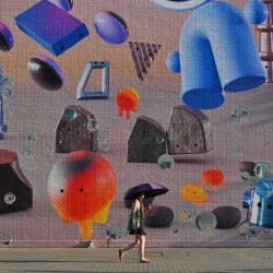 Una mujer visita el distrito artístico 798 de Pekín, China. | Foto:ADEK BERRY / AFP