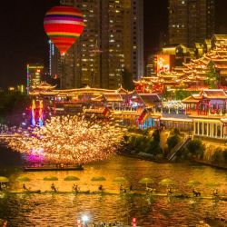 Vista aérea tomada con un dron de personas navegando en balsas de bambú en el río Gongshui, en el distrito de Xuan'en, en la provincia de Hubei, en el centro de China. Una serie de recorridos nocturnos se ha puesto en marcha a lo largo de los paseos marítimos en el distrito de Xuan'en para enriquecer los escenarios turísticos nocturnos locales y dinamizar la vitalidad cultural y turística de este pequeño poblado de montaña. | Foto:Xinhua/Wang Fajun