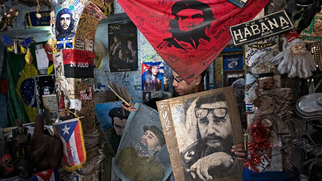 Un hombre sostiene retratos del fallecido líder cubano Fidel Castro (1926-2016) en su casa de La Habana. El 13 de agosto de 2026 se conmemora el centenario del nacimiento de Fidel Castro, el líder que dirigió la Revolución Cubana durante casi medio siglo, mientras que muchos de sus seguidores más leales se enfrentan a una de las peores crisis de las últimas décadas, marcada por apagones, escasez e incertidumbre. | Foto:YAMIL LAGE / AFP