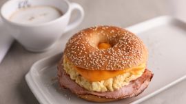 Qué comer este invierno: cazuelas caseras, desayunos abundantes y el regreso del bagel