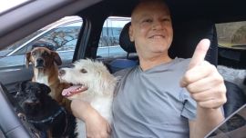 Después de la muerte de Leandro Rud, una cruzada intenta darle una casa a Tony, el único de sus siete perros que no encontró una familia