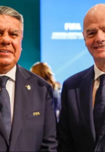 Claudio "Chiqui" Tapia junto a Gianni Infantino