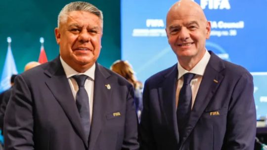 El pacto de hierro: por qué Chiqui Tapia es el último gran aliado de Infantino en Sudamérica