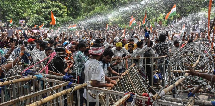 Agentes de policía utilizaron cañones de agua para dispersar a los manifestantes durante una protesta en curso contra presuntas irregularidades en los exámenes de reclutamiento de la Comisión de Servicio Público de Jharkhand (JPSC) y la Comisión de Selección de Personal de Jharkhand (JSSC) en Ranchi. Estudiantes indios marcharon hacia la asamblea estatal de Jharkhand intensificando las protestas por presuntas irregularidades en los exámenes de reclutamiento del gobierno, y varios estudiantes también se declararon en huelga de hambre.
