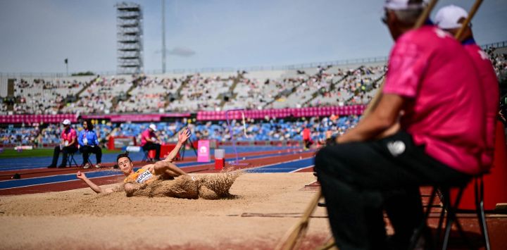 El alemán Kevin Brucha compite en la prueba clasificatoria de salto de longitud masculino durante el Campeonato Europeo de Atletismo en el Estadio Alexander de Birmingham, Inglaterra.