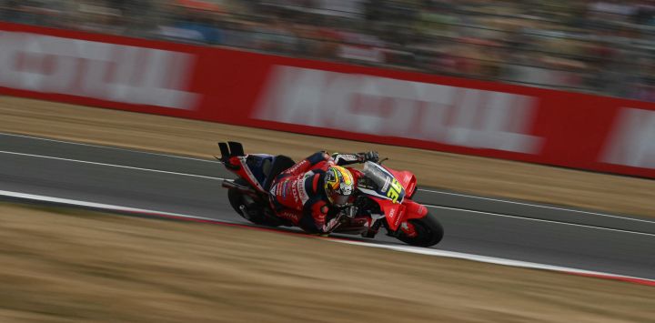El piloto español Joan Mir, del equipo Honda HRC Castrol, participa en la carrera sprint de MotoGP durante el Gran Premio de Gran Bretaña de MotoGP en el circuito de Silverstone, en el centro de Inglaterra.