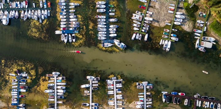 Esta fotografía aérea muestra embarcaciones varadas en un puerto deportivo en Novi Sad, Serbia, debido al bajo nivel del agua del río Danubio. El clima cálido y seco prolongado continúa reduciendo los niveles de agua en todo el país. Los científicos afirman que el calentamiento global está intensificando las sequías y provocando que las emergencias meteorológicas sean más extremas y frecuentes. La sequía prolongada y el calor intenso en Europa han llevado los niveles de agua del Danubio a mínimos históricos para la temporada, alcanzando su caudal más bajo en los últimos 30 años.