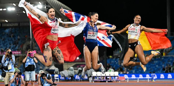 (De izquierda a derecha) La medallista de plata polaca Ewa Swoboda, la medallista de oro británica Amy Hunt y la belga Delphine Nkansa celebran tras competir en la final de los 100 metros femeninos durante el Campeonato Europeo de Atletismo en el Estadio Alexander de Birmingham, Inglaterra.