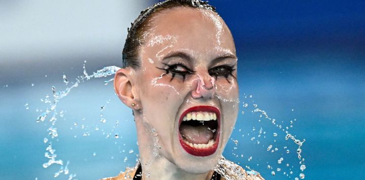 La nadadora artística Vasilina Khandoshka, compite en la final de natación artística individual femenina durante el Campeonato Europeo de Natación LEN, en el Centro Acuático Olímpico de Saint-Denis, en las afueras del noreste de París.