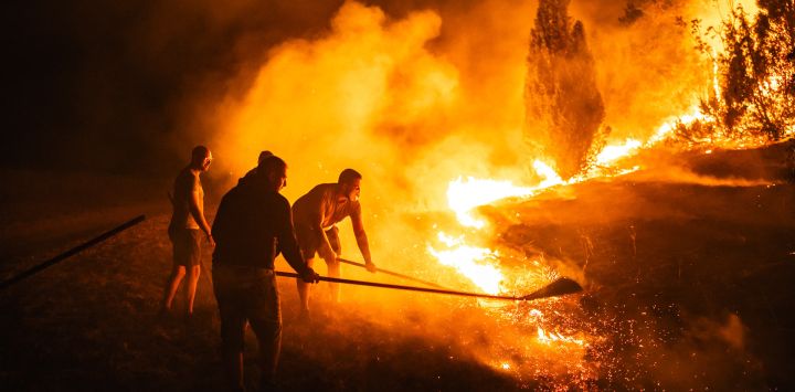 Los lugareños y los bomberos luchan contra un incendio forestal en Deliblatska Pescara, cerca de la aldea de Dubovac, a unos 70 kilómetros al noreste de Belgrado, Serbia. Los bomberos luchaban contra los incendios forestales en los Balcanes mientras los días de altas temperaturas y condiciones de sequía continúan provocando incendios en varios países, incluida Serbia.