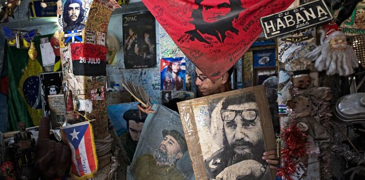 Un hombre sostiene retratos del fallecido líder cubano Fidel Castro (1926-2016) en su casa de La Habana. El 13 de agosto de 2026 se conmemora el centenario del nacimiento de Fidel Castro, el líder que dirigió la Revolución Cubana durante casi medio siglo, mientras que muchos de sus seguidores más leales se enfrentan a una de las peores crisis de las últimas décadas, marcada por apagones, escasez e incertidumbre.