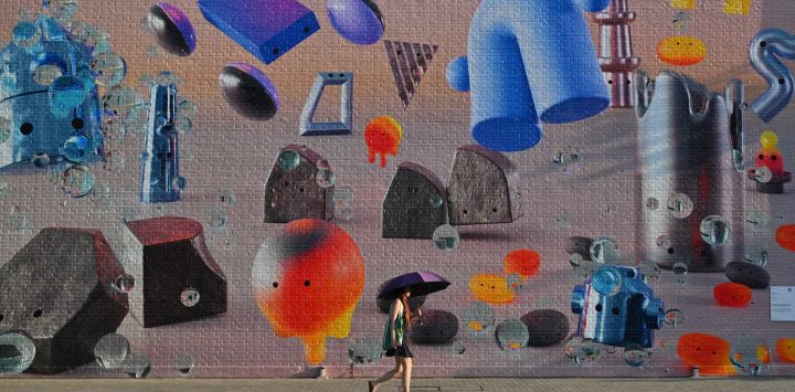 Una mujer visita el distrito artístico 798 de Pekín, China.