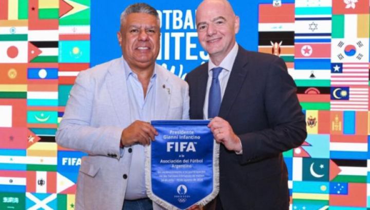 Claudio "Chiqui" Tapia junto a Gianni Infantino