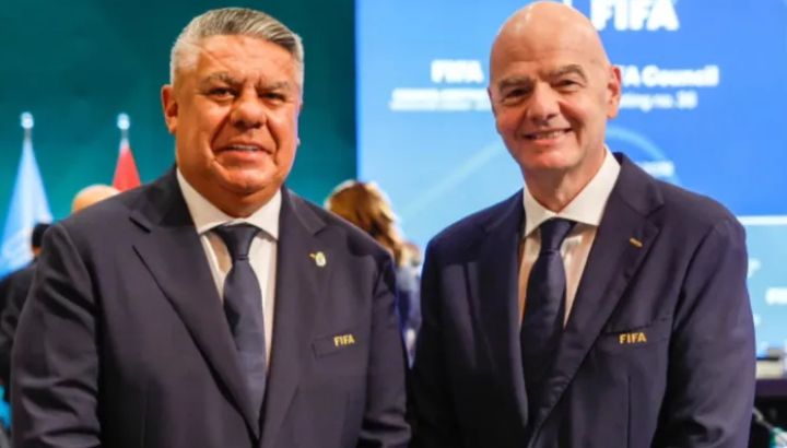 Claudio "Chiqui" Tapia junto a Gianni Infantino