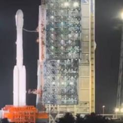 El cohete despegó desde el Centro de Lanzamiento Espacial de Wenchang en la isla de Hainan y transportaba el satélite de comunicaciones Zhongxing-4B (ChinaSat-4B).