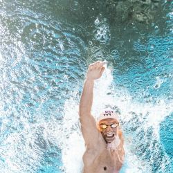 El nadador francés Leon Marchand compite en la final del relevo masculino de 4x200 metros estilo libre durante el Campeonato Europeo de Natación LEN en el Centro Acuático Olímpico de Saint-Denis, en las afueras de París, Francia. | Foto:Sébastien Bozon / AFP