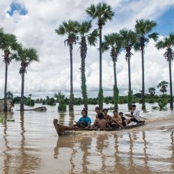 En Wetlet, región de Sagaing, Myanmar, varias personas se desplazan en barco por una zona inundada debido a las lluvias monzónicas y la crecida de los ríos. | Foto:AFP