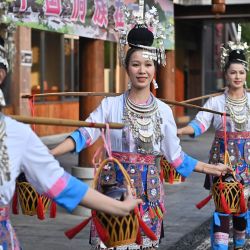 Imagen de actrices realizando una presentación durante un evento promocional, en el distrito autónomo dong de Sanjiang, en la región autónoma zhuang de Guangxi, en el sur de China. Un evento promocional para operadores turísticos se llevó a cabo en el que se exhibieron la cultura étnica y los recursos turísticos de la región mediante espectáculos, un tradicional "Banquete de las Cien Familias" y otras actividades. | Foto:Xinhua/Lu Boan