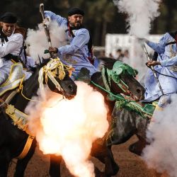 Jinetes marroquíes, ataviados con vestimenta tradicional, disparan fusiles durante una exhibición ecuestre de Fantasía, en el Trofeo Hassan II Tbourida, celebrado en Rabat. Esta disciplina ecuestre tradicional, consiste en cargas de caballería seguidas de salvas de fusil sincronizadas, preservando así un patrimonio cultural marroquí reconocido por la UNESCO como Patrimonio Cultural Inmaterial de la Humanidad. | Foto:Abdel Majid Bziouat / AFP
