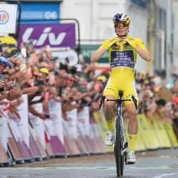 La ciclista neerlandesa Demi Vollering, del equipo FDJ-SUEZ, luciendo el maillot amarillo de líder de la clasificación general, celebra al cruzar la meta y ganar la novena y última etapa de la quinta edición del Tour de Francia Femenino, una prueba de ciclismo de 99,2 km que unió Niza con Niza, en el sureste de Francia. | Foto:NICOLAS TUCAT / AFP
