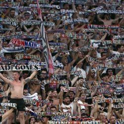 Los hinchas del Lyon, conocidos como Bag Gones, alzan sus bufandas en las gradas durante el partido de vuelta de la tercera ronda de clasificación de la UEFA Champions League entre el Olympique Lyonnais (OL) y el Sparta Praga en el estadio Groupama de Decines-Charpieu, en el centro-este de Francia. | Foto:Alex MARTIN / AFP