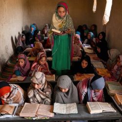 Niñas afganas leen el Sagrado Corán en un aula tradicional de la madrasa Al Subhan, o escuela islámica, en la aldea de Salihan, distrito de Panjwai, Kandahar. Padre tras padre entrevistados por AFP en Afganistán sobre la prohibición de la educación que impide a sus hijas ir más allá de la primaria, se mostraron profundamente desesperados. El dolor y la angustia que esto provoca en la intimidad son evidentes en las entrevistas que AFP realizó en todo el país, incluso con padres profundamente religiosos que cuestionan la medida. | Foto:Sanaullah Seiam / AFP