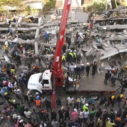 Rescatistas y voluntarios buscan sobrevivientes entre los escombros de un edificio derrumbado tras el terremoto en Cali, Colombia. | Foto:JOAQUIN SARMIENTO / AFP