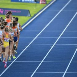 Se filma a las atletas mientras compiten en la final de los 5000 metros femeninos durante el Campeonato Europeo de Atletismo en el Estadio Alexander de Birmingham, Inglaterra. | Foto:Paul Ellis / AFP