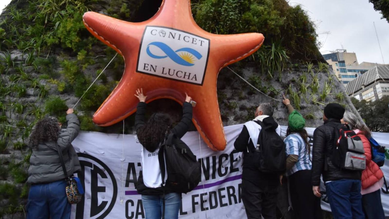 Banderazo de la ciencia en el Obelisco