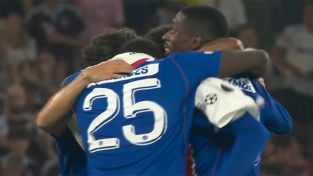 Postal repetida en Europa: el PSG festejando títulos.