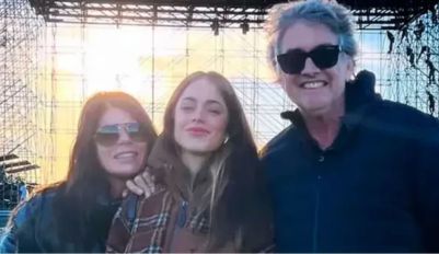 Tini Stoessel, Mariana Muzlera y Alejandro Stoessel