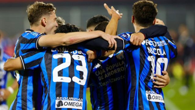 Festejo tucumano ante Independiente en Rosario por la Copa Argentina.