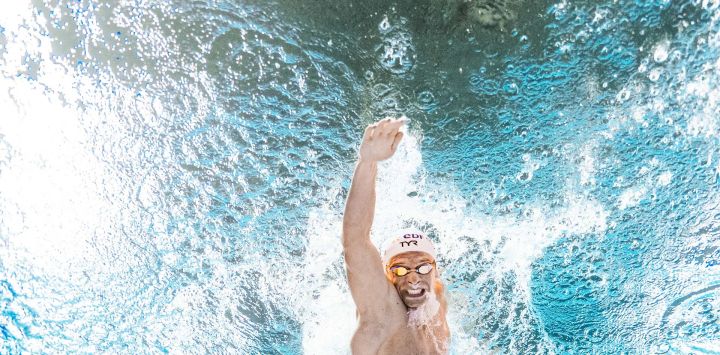 El nadador francés Leon Marchand compite en la final del relevo masculino de 4x200 metros estilo libre durante el Campeonato Europeo de Natación LEN en el Centro Acuático Olímpico de Saint-Denis, en las afueras de París, Francia.