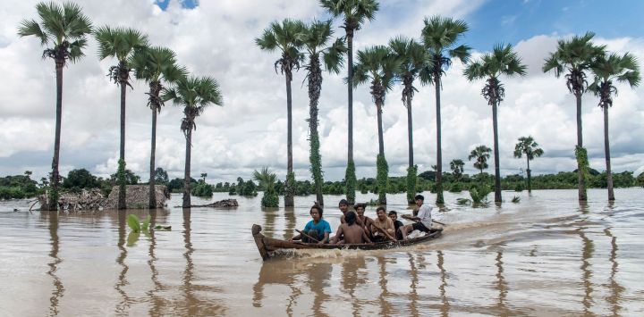 En Wetlet, región de Sagaing, Myanmar, varias personas se desplazan en barco por una zona inundada debido a las lluvias monzónicas y la crecida de los ríos.