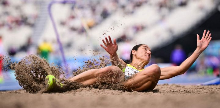 La australiana Tori West compite en el salto de longitud del heptatlón femenino durante la prueba de atletismo en el estadio Scotstoun de Glasgow, en el sexto día de los Juegos de la Commonwealth en Glasgow, Escocia.