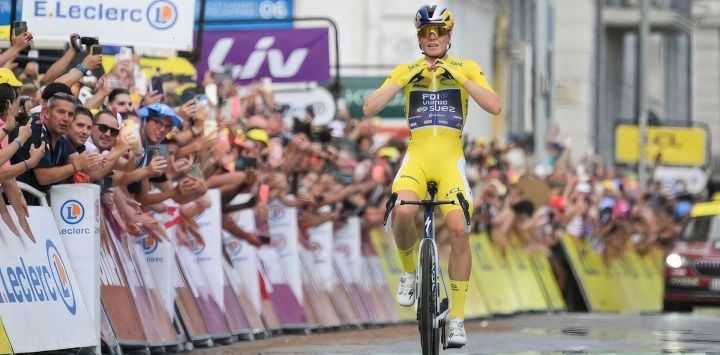 La ciclista neerlandesa Demi Vollering, del equipo FDJ-SUEZ, luciendo el maillot amarillo de líder de la clasificación general, celebra al cruzar la meta y ganar la novena y última etapa de la quinta edición del Tour de Francia Femenino, una prueba de ciclismo de 99,2 km que unió Niza con Niza, en el sureste de Francia.