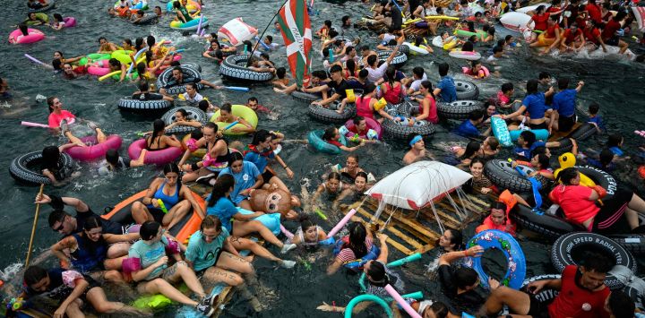 Los asistentes a la fiesta zarpan en balsas y flotadores improvisados desde el puerto hacia la playa de la bahía de La Concha durante el  evento festivo "Pirata Abordaia" en la ciudad vasca de San Sebastián, al norte de España.