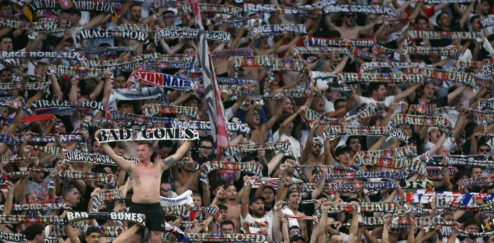 Los hinchas del Lyon, conocidos como Bag Gones, alzan sus bufandas en las gradas durante el partido de vuelta de la tercera ronda de clasificación de la UEFA Champions League entre el Olympique Lyonnais (OL) y el Sparta Praga en el estadio Groupama de Decines-Charpieu, en el centro-este de Francia.
